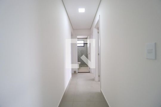 Corredor de apartamento para alugar com 3 quartos, 101m² em Copacabana, Uberlândia