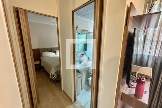Corredor  de apartamento à venda com 2 quartos, 49m² em Vila Sílvia, São Paulo