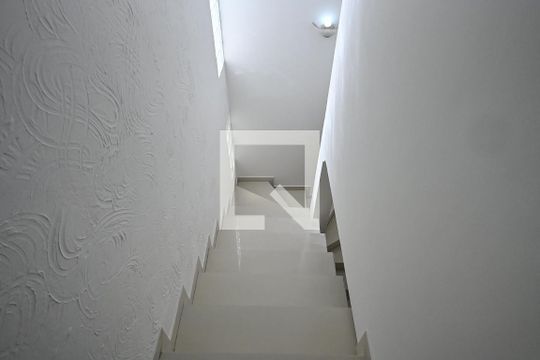 Escada de casa à venda com 3 quartos, 230m² em Parque Monte Alegre, Taboão da Serra