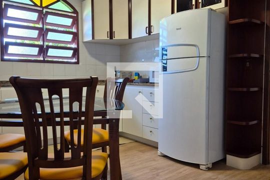 Cozinha de apartamento para alugar com 1 quarto, 50m² em Sertão do Maruim, São José