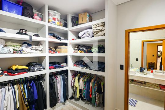 Closet da suíte 1 de casa de condomínio para alugar com 3 quartos, 183m² em Parque São Lourenço, Indaiatuba