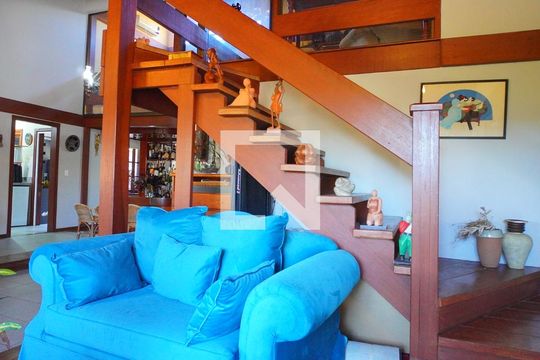 Sala e escada de acesso ao Living de casa à venda com 4 quartos, 339m² em Chácara das Pedras, Porto Alegre