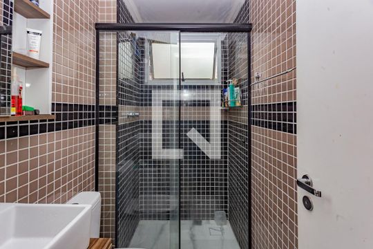 Banheiro de apartamento para alugar com 2 quartos, 50m² em Parque Bristol, São Paulo
