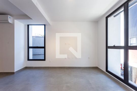 Sala de casa à venda com 3 quartos, 256m² em Vila Madalena, São Paulo
