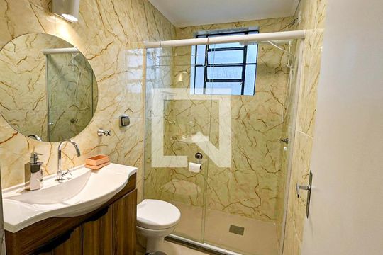 Banheiro de apartamento à venda com 1 quarto, 60m² em São João, Porto Alegre