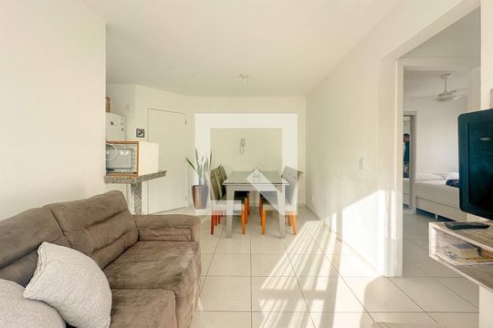 Sala de TV de apartamento para alugar com 2 quartos, 55m² em Canasvieiras, Florianópolis