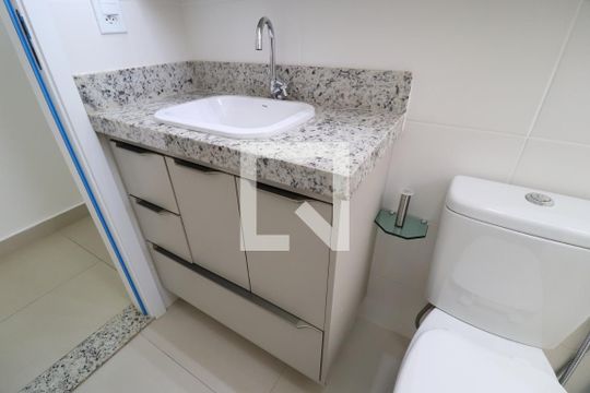 Banheiro Social de apartamento para alugar com 2 quartos, 60m² em Novo Mundo, Uberlândia