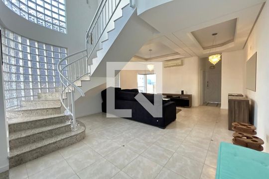 Sala de casa para alugar com 4 quartos, 292m² em Pedra Branca, Palhoça