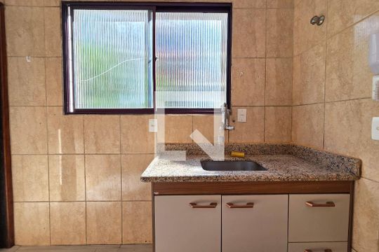 Cozinha de apartamento para alugar com 1 quarto, 45m² em Guilhermina, Praia Grande
