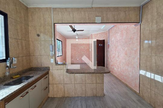 Cozinha de apartamento para alugar com 1 quarto, 45m² em Guilhermina, Praia Grande