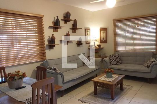 Sala de casa de condomínio para alugar com 3 quartos, 105m² em Chácaras De Inoã, Maricá