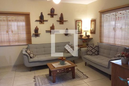 Sala de casa de condomínio para alugar com 3 quartos, 105m² em Chácaras De Inoã, Maricá