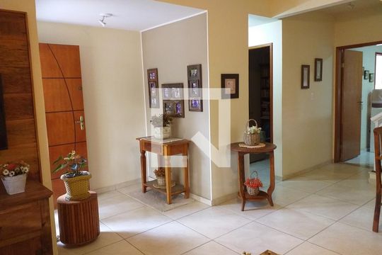 Sala de casa de condomínio para alugar com 3 quartos, 105m² em Chácaras De Inoã, Maricá
