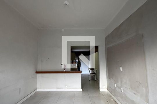 Sala de casa de condomínio à venda com 3 quartos, 90m² em São Francisco Xavier, Rio de Janeiro