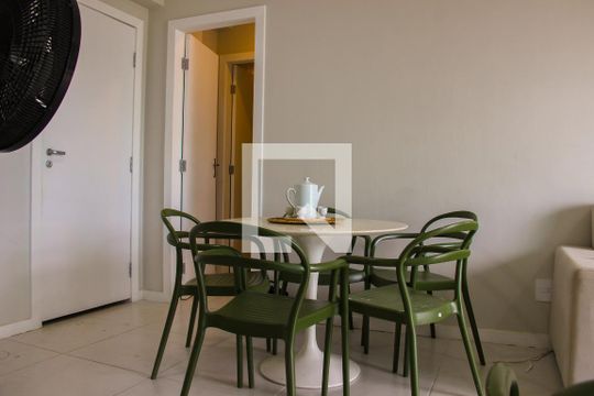 Sala/Cozinha de apartamento para alugar com 1 quarto, 55m² em Centro, Cabo Frio