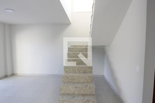 Casa de Condomínio para alugar com 4 quartos, 100m² em Ogiva, Cabo Frio