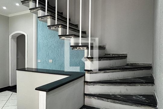 Escada de casa para alugar com 2 quartos, 110m² em Parque Oratório, Santo André
