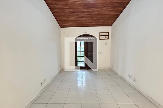 Sala de casa para alugar com 4 quartos, 195m² em Honório Gurgel, Rio de Janeiro