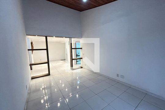 Sala de casa para alugar com 4 quartos, 195m² em Honório Gurgel, Rio de Janeiro