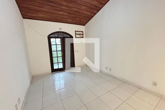 Sala de casa para alugar com 4 quartos, 195m² em Honório Gurgel, Rio de Janeiro