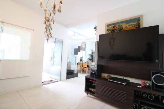 Sala de casa para alugar com 2 quartos, 110m² em Jardim Europa, Uberlândia