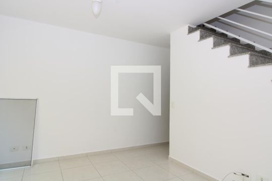 Sala de casa de condomínio para alugar com 2 quartos, 80m² em Vila Ré, São Paulo