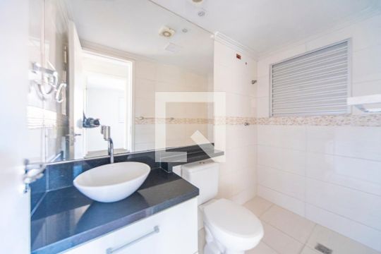 Banheiro  de apartamento à venda com 2 quartos, 49m² em Parque Sao Vicente, Santo André