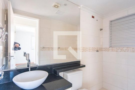 Banheiro  de apartamento à venda com 2 quartos, 49m² em Parque Sao Vicente, Santo André