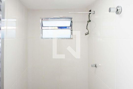 Banheiro de casa para alugar com 1 quarto, 20m² em Canhema, Diadema
