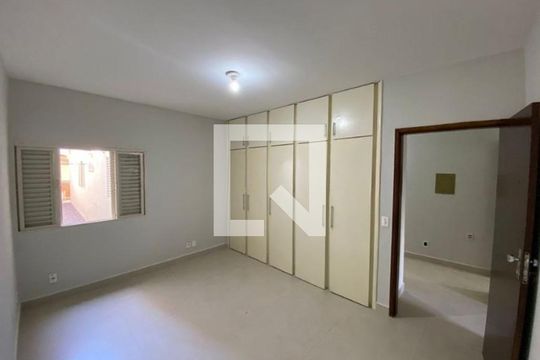 Quarto de casa para alugar com 4 quartos, 240m² em Santa Mônica, Uberlândia
