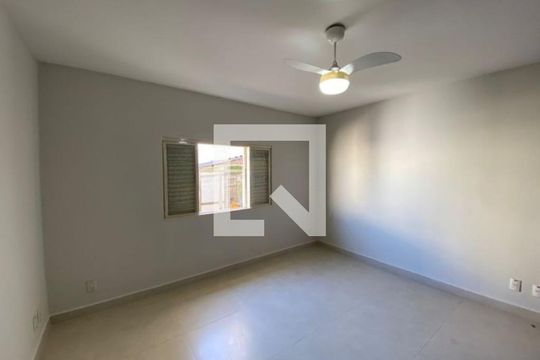 Quarto de casa para alugar com 4 quartos, 240m² em Santa Mônica, Uberlândia