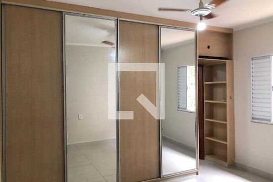 Quarto de casa para alugar com 3 quartos, 270m² em Santa Mônica, Uberlândia