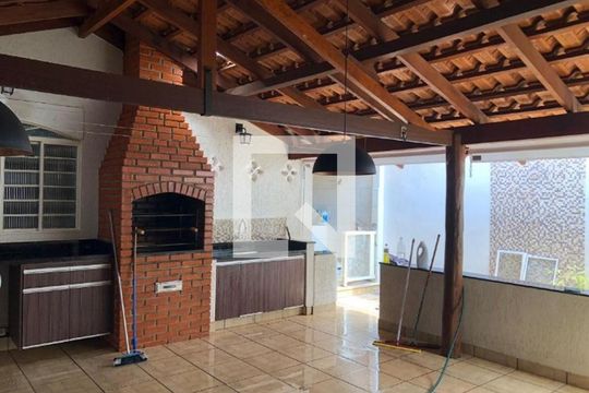 Casa para alugar com 3 quartos, 270m² em Santa Mônica, Uberlândia