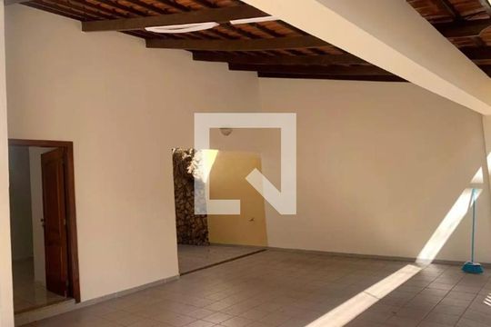 Casa para alugar com 5 quartos, 220m² em Santa Mônica, Uberlândia