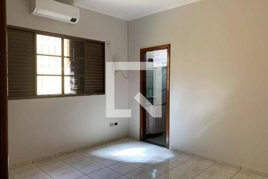 Quarto de casa para alugar com 5 quartos, 220m² em Santa Mônica, Uberlândia