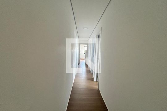 Corredor de casa à venda com 3 quartos, 200m² em Planalto, Belo Horizonte