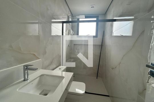 Banheiro de casa à venda com 3 quartos, 200m² em Planalto, Belo Horizonte