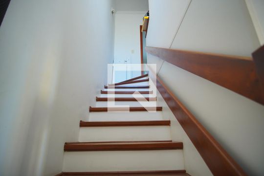 Escada - Quartos de casa de condomínio para alugar com 3 quartos, 110m² em Morro Santana, Porto Alegre