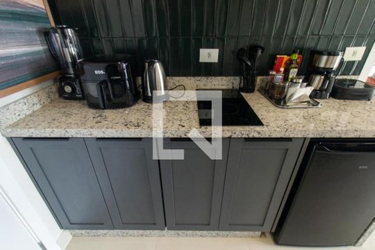 Sala/Cozinha de apartamento à venda com 1 quarto, 37m² em Água Verde, Curitiba