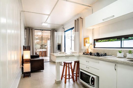 Cozinha de apartamento para alugar com 1 quarto, 40m² em Rio Tavares, Florianópolis
