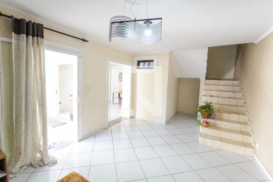 Casa para alugar com 3 quartos, 200m² em Jardim Gurilândia, Taubaté