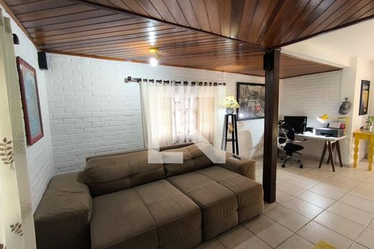 Sala de casa para alugar com 4 quartos, 500m² em Rio Tavares, Florianópolis