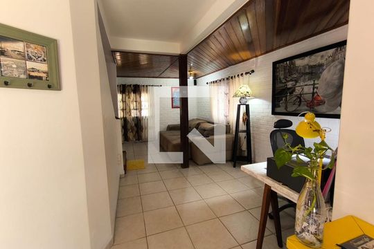 Sala de casa para alugar com 4 quartos, 500m² em Rio Tavares, Florianópolis