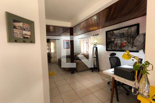 Sala de casa para alugar com 4 quartos, 500m² em Rio Tavares, Florianópolis