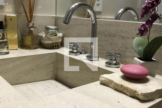 Banheiro de apartamento para alugar com 2 quartos, 68m² em Jardim Flor da Montanha, Guarulhos