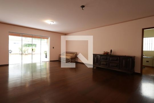 Sala de casa para alugar com 4 quartos, 361m² em Jardim Guedala, São Paulo