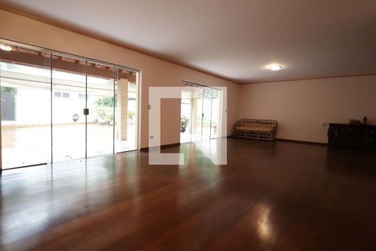 Sala de casa para alugar com 4 quartos, 361m² em Jardim Guedala, São Paulo