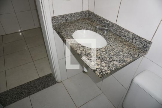 Banheiro de casa para alugar com 1 quarto, 32m² em Jardim Santa Tereza Novo, Embu das Artes