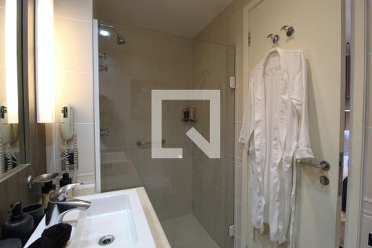 Banheiro de kitnet/studio para alugar com 1 quarto, 36m² em Jardim Europa, São Paulo