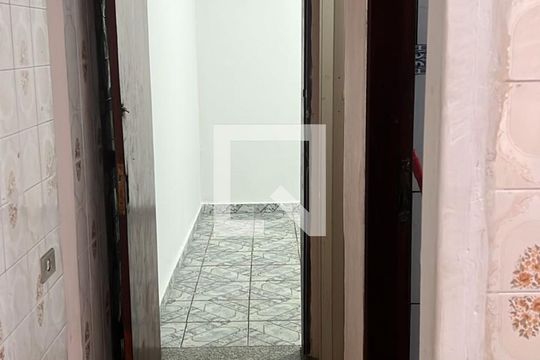 Corredor de casa para alugar com 2 quartos, 65m² em Vila Zat, São Paulo